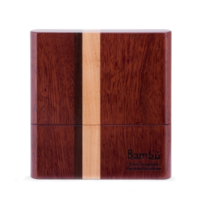 Vientos Bambú flisbeskytter for Tenorsax / Bassklarinett / Barytonsax med plass til 8 fliser - laget i de eksklusive tresortene Cancharana / Valnøtt / Lenga, og med magnetisk lukkemekanisme.