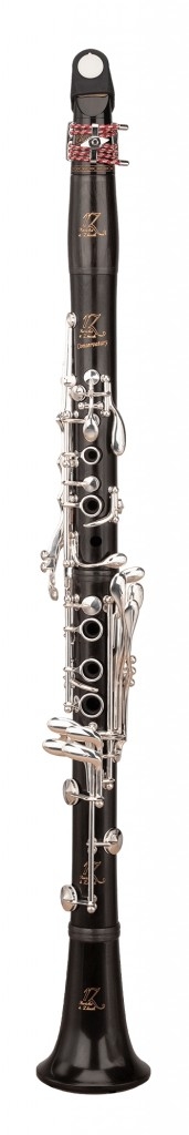 En virkelig god klarinett for gode amatørmusikere til en fordelaktig pris.
Kropp i grenadilla treverk, 17 klaffer/seks ringers klaviatur med dobbelt forsølving.